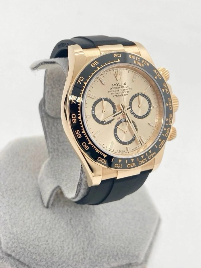 The Oyster Perpetual Cosmograph Daytona is available in 18 ct yellow gold with a gold-toned dial and contrasting chronograph counters. The watch is fitted with an Oysterflex strap with a tachymeter on a black Cerachrom bezel. -m126518ln-0010 40mm - Image 4