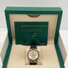 The Oyster Perpetual Cosmograph Daytona is available in 18 ct yellow gold with a gold-toned dial and contrasting chronograph counters. The watch is fitted with an Oysterflex strap with a tachymeter on a black Cerachrom bezel. -m126518ln-0010 40mm - Image 32