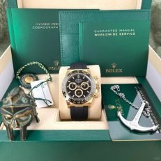 The Oyster Perpetual Cosmograph Daytona is available in 18 ct yellow gold with a black dial and contrasting counters. The watch is fitted with an Oysterflex strap with a tachymeter on a black Cerachrom bezel. -m126518ln-0008 40mm - Image 22