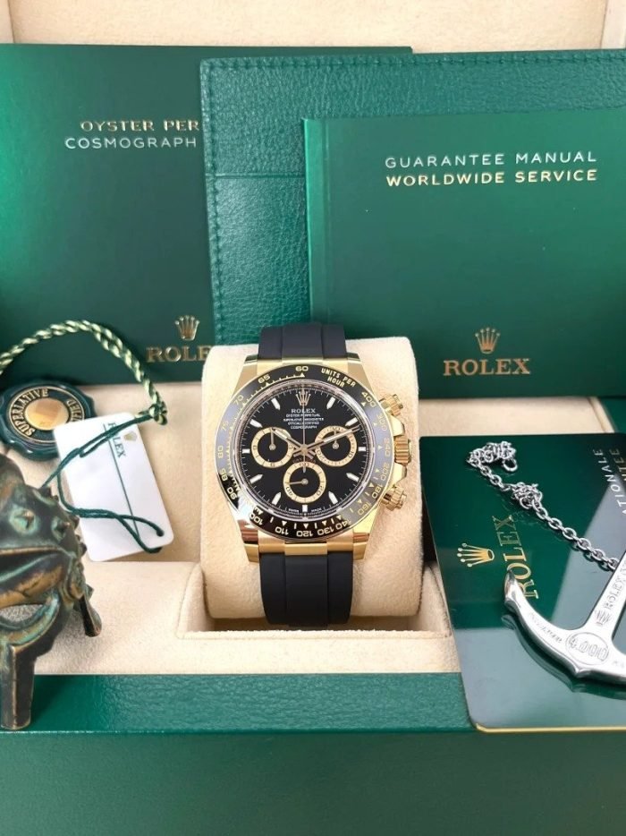 The Oyster Perpetual Cosmograph Daytona is available in 18 ct yellow gold with a black dial and contrasting counters. The watch is fitted with an Oysterflex strap with a tachymeter on a black Cerachrom bezel. -m126518ln-0008 40mm - Image 9