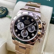 The Oyster Perpetual Cosmograph Daytona in 18 ct Everose gold features a diamond-set gloss black and sunrise gold dial and an Oyster bracelet with an engraved tachymeter on an 18-carat Everose gold bezel. -m126505-0002 40mm - Image 22