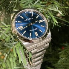 The Oyster Perpetual 41 is presented with a bright blue dial and an Oyster bracelet. -m124300-0003 - Image 23