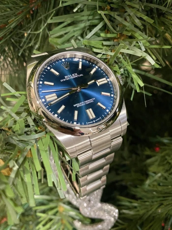 The Oyster Perpetual 41 is presented with a bright blue dial and an Oyster bracelet. -m124300-0003 - Image 7